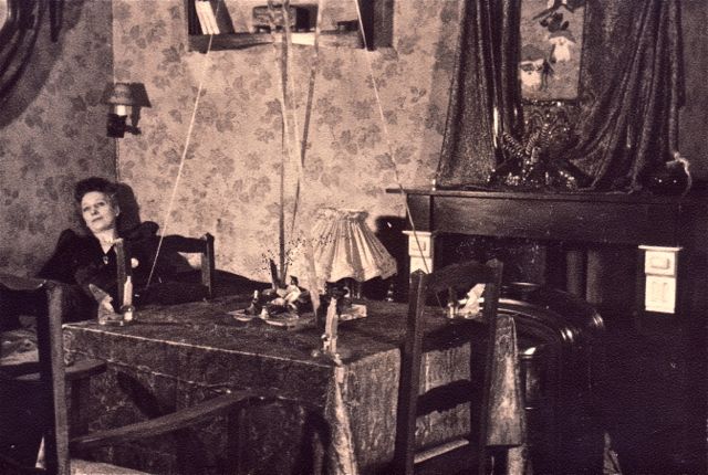 Vader had met een ingenieus systeem van draden en katrollen gezorgd dat de tafel tot bijna aan het plafond kon worden opgetrokken. Zo hoefde moeder niet op de afwas te kijken na het eten.